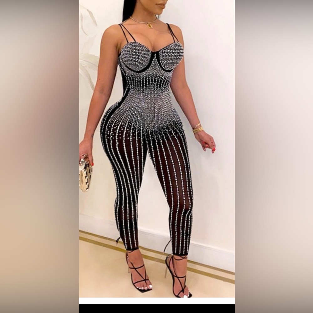 JUMPSUIT FEATURES EMBELLISHED MESH DETAIL
SLEEVELESS CUP DETAIL ONE PIECE